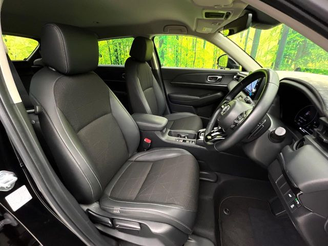 【合皮レザーシート】汚れのふき取りが容易でメンテナンスもが簡単な、機能性に優れる合成皮革を採用した上質なシートです。座り心地もよく、高級感あふれる心地良い車内空間を演出してくれます。