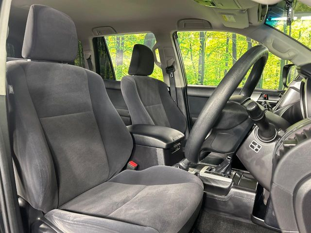 運転席まわりには十分なスペースがあり、大柄な方でもゆったり運転していただける環境です。