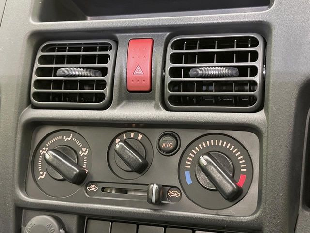 寒い冬も暑い夏も全席に快適な空調を届けてくれる、ダイヤル式エアコンを装備♪