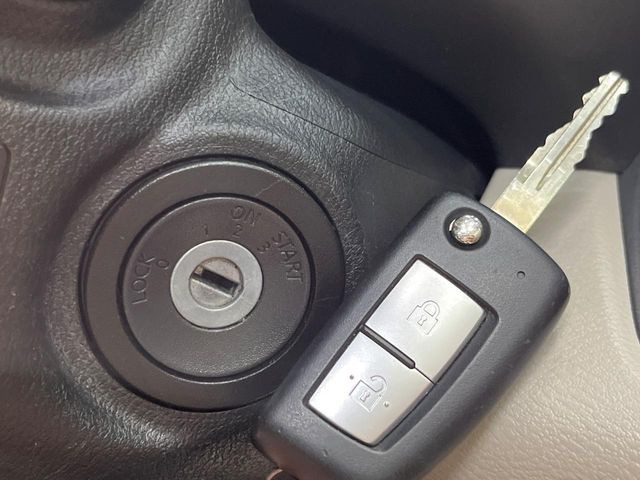 【キーレス】少し離れた場所からでもボタン一つでドアの開錠・施錠ができるのでとっても便利!ドアの鍵穴周りに傷をつけることもありません♪