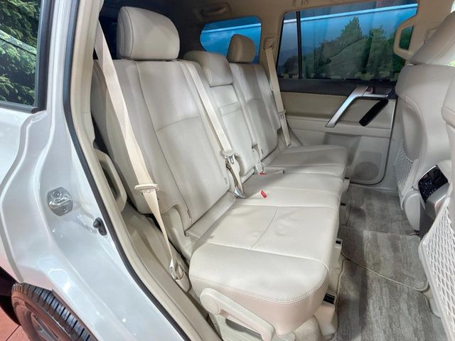 広々とした2列目シートは居住性が高く、居心地も快適!友達や家族とのお出かけにぴったりです。ベビーシートやチャイルドシート使用時も快適にお過ごしいただける十分な空間を確保しています。