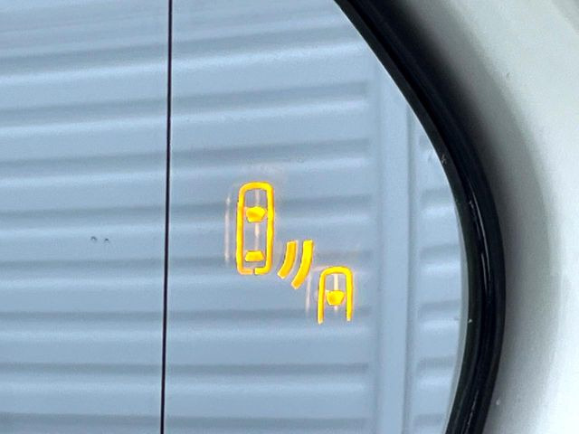 【ブラインドスポットモニター】走行中、ドアミラーの死角になりやすい箇所に後続車が接近するとサイドミラーのレンズに警告を表示!ドライバーに注意喚起をしてくれます。