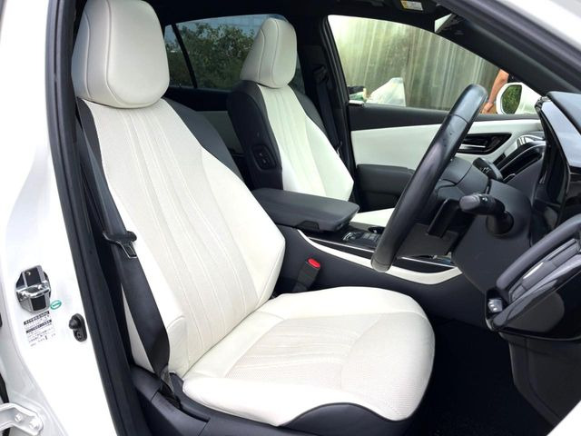 【白革シート】上質な本革を使用し、高級感あふれる白革シート。常に体に触れる部分だから、座り心地の良さにはこだわりたいですね♪汚れの付着や劣化を抑制する内装コーティング施工もおススメですよ♪