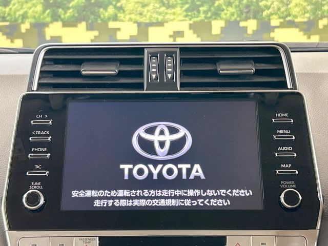 【メーカー純正ナビ】インテリアに溶け込むスタイリッシュな「専用設計」メーカーナビを装備♪視認性や操作性など基本性能にも優れ、より上質なカーライフをお楽しみいただけます。
