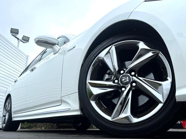 【純正18インチアルミホイール】外観にマッチした純正アルミホイールを装着しております。各種社外アルミホイールや、スタッドレスタイヤも取扱いしております。是非ご相談ください♪