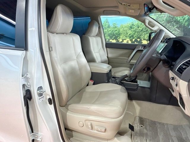 運転席まわりには十分なスペースがあり、大柄な方でもゆったり運転していただける環境です。