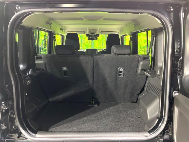 ���i�̂���������ʋ΁A���}���ɏ\���ȉ׎��X�y�[�X���m�ۂ��Ă���܂��B�Z�J���h�V�[�g��|���ƁA�傫�ȉו��̐ύڂ��\�ł���