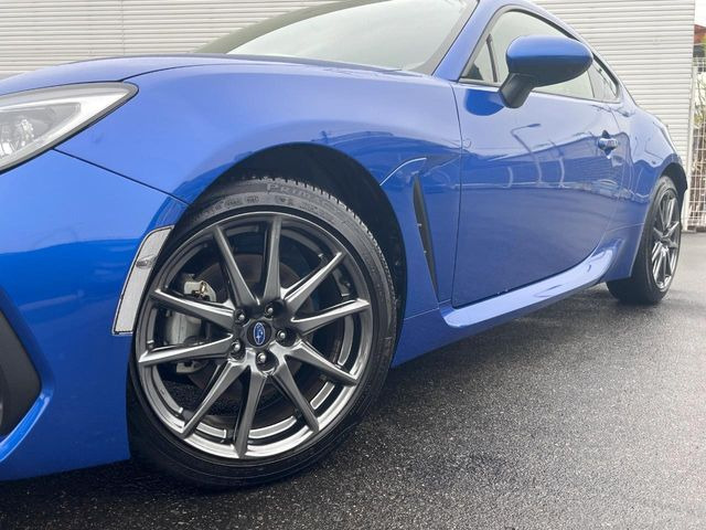 【純正17インチアルミホイール】外観にマッチした純正アルミホイールを装着しております。各種社外アルミホイールや、スタッドレスタイヤも取扱いしております。是非ご相談ください♪