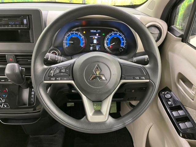 �C���e���A�ɍ��킹���f�U�C���̃X�e�A�����O�́A�^�]�������̂��Ƃ��l���A�^�]���₷���`��A�傫���ł��B�����x�A���ۂɐG���Ă��m���߂��������B