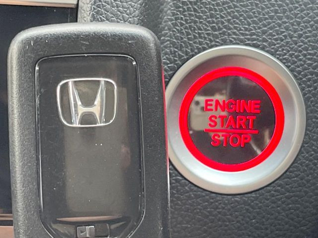 【Hondaスマートキー】カバンやポケットに入れたままでもドアの施錠・解錠が可能なスマートキーを装備。エンジンのオン・オフ時もカギを取り出す必要が無いからとっても便利です♪