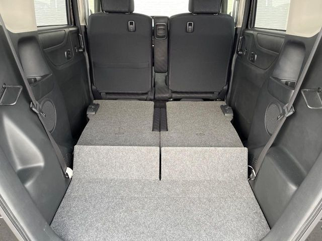 ���i�̂���������ʋ΁A���}���ɏ\���ȉ׎��X�y�[�X���m�ۂ��Ă���܂��B�Z�J���h�V�[�g��|���ƁA�傫�ȉו��̐ύڂ��\�ł���