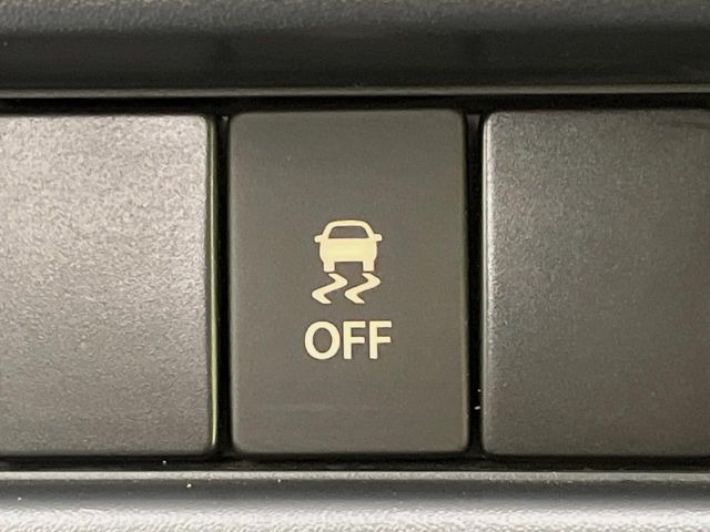 【横滑り防止装置】車両の横滑りを感知すると、自動的に車両の進行方向を保つように車両を制御します。雨の日など滑りやすい路面状況でも安全な運転が可能です。