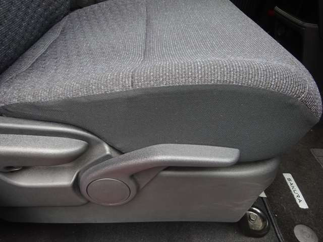 運転席にはシートリフターが付いていますので座高にあわせてドライビングポジションが決められます。