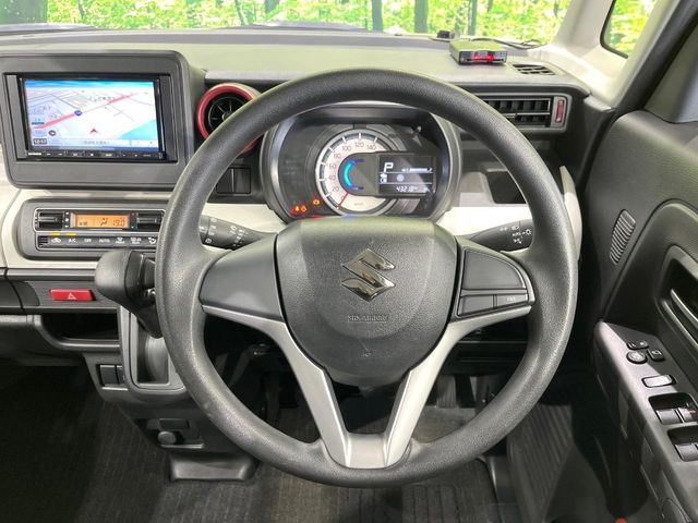 �C���e���A�ɍ��킹���f�U�C���̃X�e�A�����O�́A�^�]�������̂��Ƃ��l���A�^�]���₷���`��A�傫���ł��B�����x�A���ۂɐG���Ă��m���߂��������B