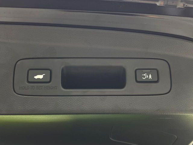 【パワーバックドア】スマートキーや運転席のボタンを押すだけでリアゲートが自動で開閉します!荷物を持っている時や、高い位置にあるバックドアを閉める際に便利な機能です♪