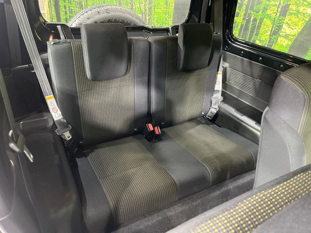 後部座席も気になるようなキズ・汚れやへたり等、大きなダメージはなく、良好な状態です。