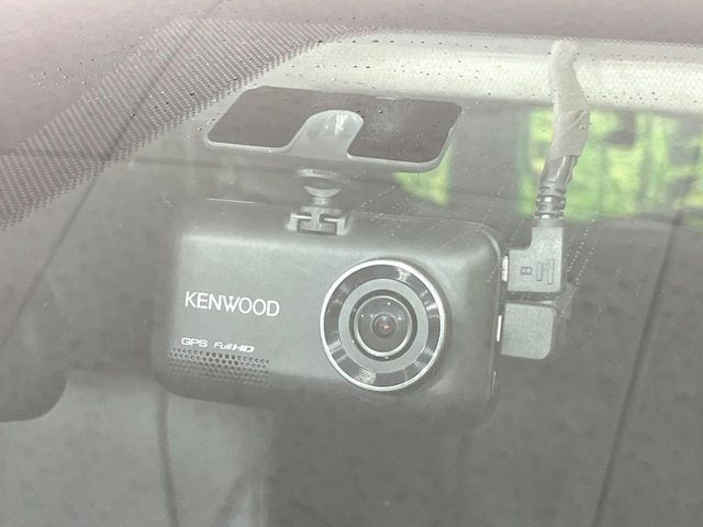 【ドライブレコーダー】安心・安全なカーライフに必須のドライブレコーダーを装備!走行中はもちろん、あおり運転や事故に遭遇した際の状況も映像で記録し、万一のリスクに備えます。