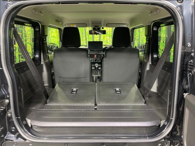 後席を格納すると、これだけの広さが!シーンに合わせたシートアレンジで、大きな荷物も積むことが出来ます♪