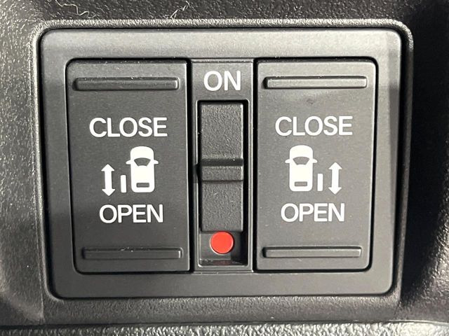 【両側パワースライドドア】スマートキーや運転席のスイッチで後席両側スライドドアの開閉が可能♪電動だから力を入れてドアを開ける必要が無く、小さなお子様でも簡単に開け閉めでき快適です♪