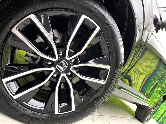 【純正18インチアルミホイール】外観にマッチした純正アルミホイールを装着しております。各種社外アルミホイールや、スタッドレスタイヤも取扱いしております。是非ご相談ください♪