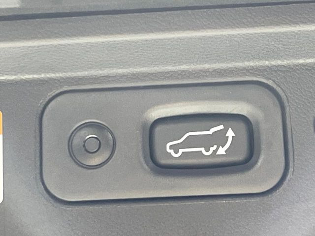 【パワーバックドア】スマートキーや運転席のボタンを押すだけでリアゲートが自動で開閉します!荷物を持っている時や、高い位置にあるバックドアを閉める際に便利な機能です♪