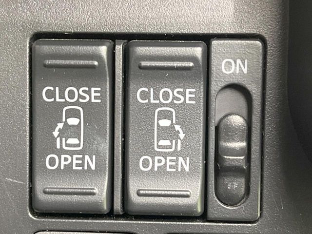 【両側パワースライドドア】スマートキーや運転席のスイッチで後席両側スライドドアの開閉が可能♪電動だから力を入れてドアを開ける必要が無く、小さなお子様でも簡単に開け閉めでき快適です♪