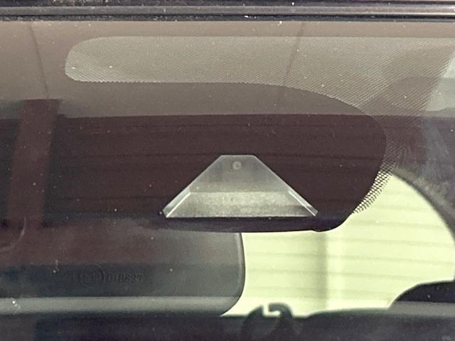 【エマージェンシーブレーキ】走行中に前方の車両等を認識し、衝突しそうな時は警報とブレーキで衝突回避と被害軽減をアシスト。より安全にドライブをお楽しみいただけます。