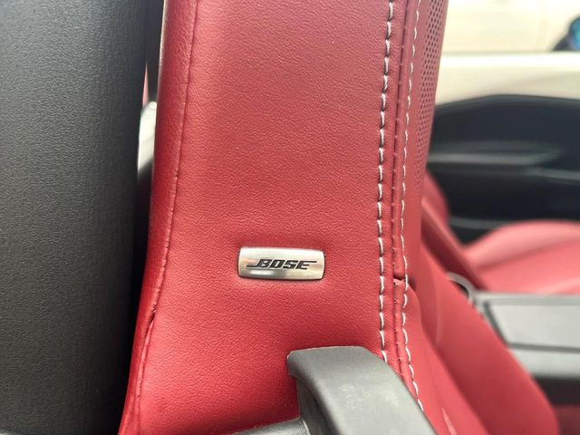 【BOSEサウンドシステム】メーカーオプションの高品位サウンドシステムを搭載。専用のチューニングが施された大小様々なスピーカーから良質なサウンドが奏でられ、臨場感あふれる音響空間を演出します。