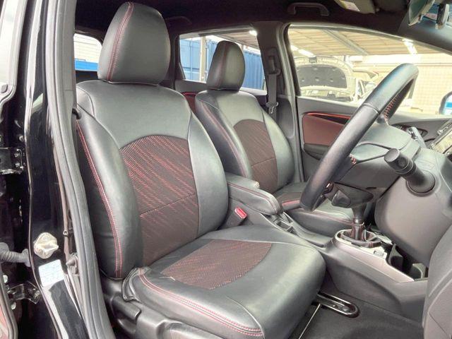 運転席まわりには十分なスペースがあり、大柄な方でもゆったり運転していただける環境です。