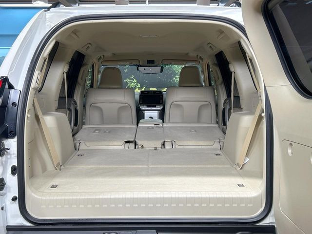 後席を格納すると、これだけの広さが!シーンに合わせたシートアレンジで、大きな荷物も積むことが出来ます♪