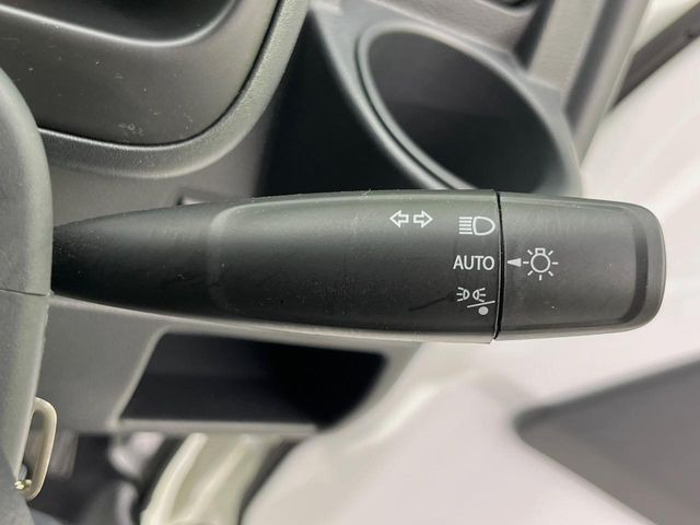【オートライト】周りの明るさに応じて自動でヘッドライトの点灯・消灯ができる機能です!ライトの付け忘れ・消し忘れなどが無くなり、雨の日や夕方の走行も安心!トンネル通過時も便利ですね♪