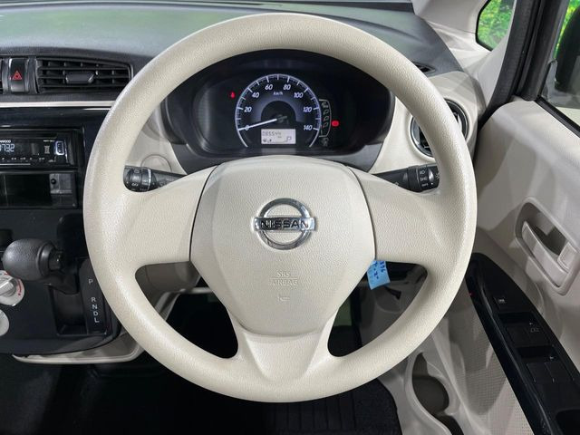 �C���e���A�ɍ��킹���f�U�C���̃X�e�A�����O�́A�^�]�������̂��Ƃ��l���A�^�]���₷���`��A�傫���ł��B�����x�A���ۂɐG���Ă��m���߂��������B