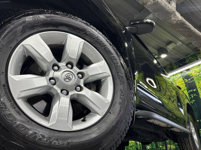 【純正17インチアルミホイール】外観にマッチした純正アルミホイールを装着しております。各種社外アルミホイールや、スタッドレスタイヤも取扱いしております。是非ご相談ください♪