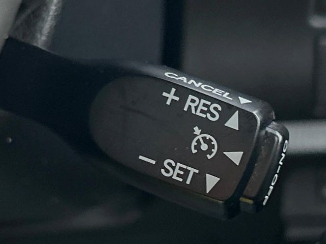 【クルーズコントロール】高速道路もラクラク走行。アクセルを離しても一定速度で走行ができ、長距離運転時の負担を軽減!加速・減速も簡単なスイッチ操作で調整できます。