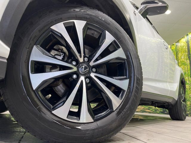 【純正18インチアルミホイール】外観にマッチした純正アルミホイールを装着しております。各種社外アルミホイールや、スタッドレスタイヤも取扱いしております。是非ご相談ください♪