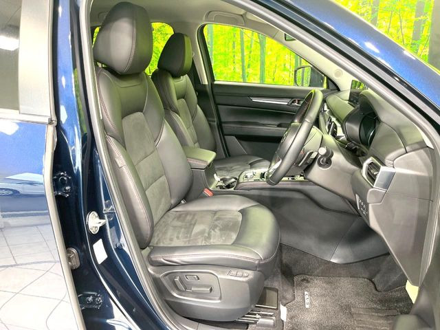 【合皮レザーシート】汚れのふき取りが容易でメンテナンスもが簡単な、機能性に優れる合成皮革を採用した上質なシートです。座り心地もよく、高級感あふれる心地良い車内空間を演出してくれます。