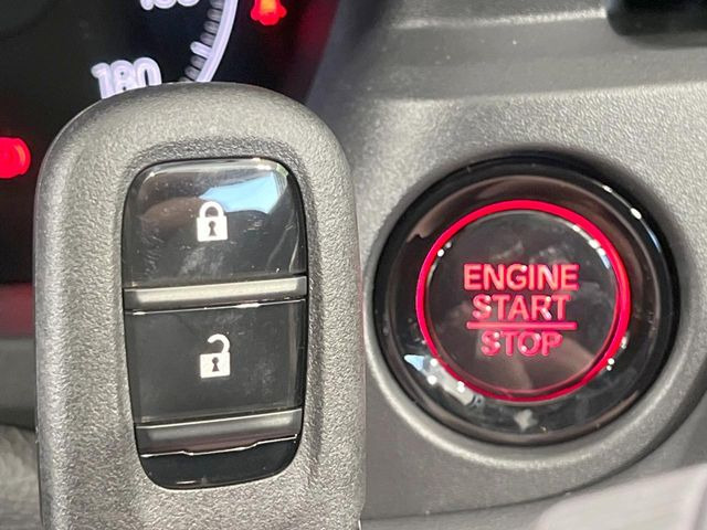 �yHonda�X�}�[�g�L�[�z�J�o����|�P�b�g�ɓ��ꂽ�܂܂ł��h�A�̎{���E�������\�ȃX�}�[�g�L�[�𑕔��B�G���W���̃I���E�I�t�����J�M�����o���K�v����������Ƃ��Ă��֗��ł���