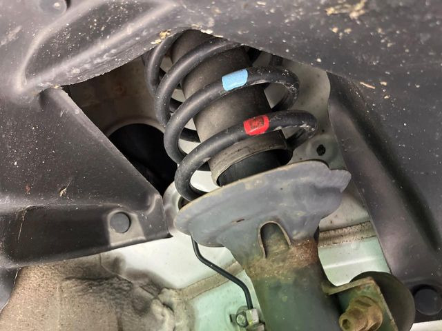 お車を安心してお乗りいただく為には、足回りの定期点検が欠かせません。サービスサポート(有償保証)では無料点検もご提供しており、安心のカーライフをお過ごしいただけるサポート体制が整っています。