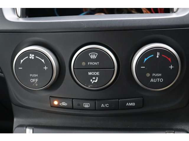 オートエアコン装備ですので、自動で温度調節してくれます(*^^)v無駄な操作は危険ですよね!