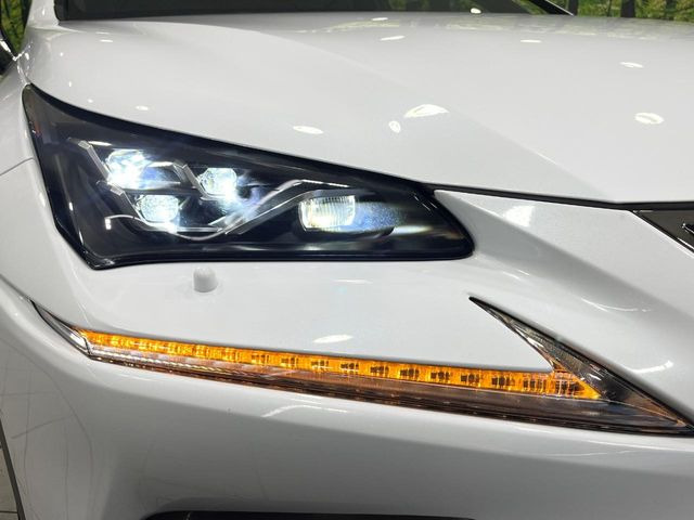 【角型三眼LEDヘッドライト】悪天候や夜間走行時も良好な視界を確保し安心して運転できる高輝度LEDヘッドライトを装備!点灯速度が早く、消費電力も抑えられています。