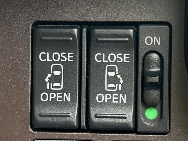 【両側パワースライドドア】スマートキーや運転席のスイッチで後席両側スライドドアの開閉が可能♪電動だから力を入れてドアを開ける必要が無く、小さなお子様でも簡単に開け閉めでき快適です♪