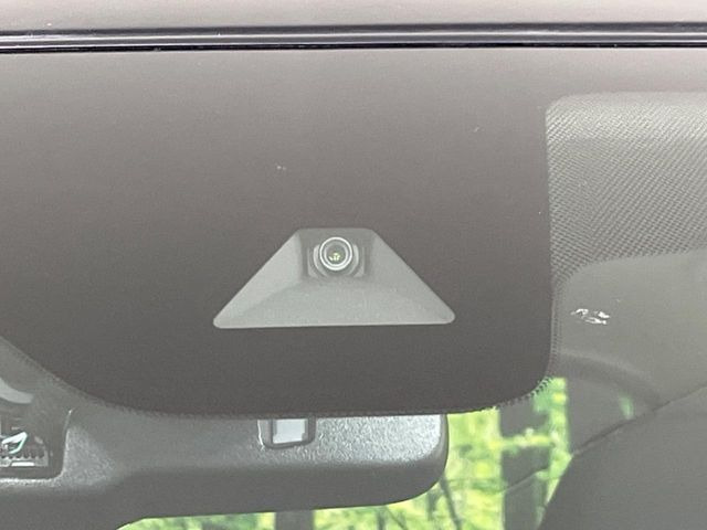 【インテリジェントエマージェンシーブレーキ】フロントカメラで前方の車両や歩行者を検知。衝突しそうな時は衝突被害軽減ブレーキが作動、衝突回避をサポート。より安全にドライブをお楽しみいただけます。