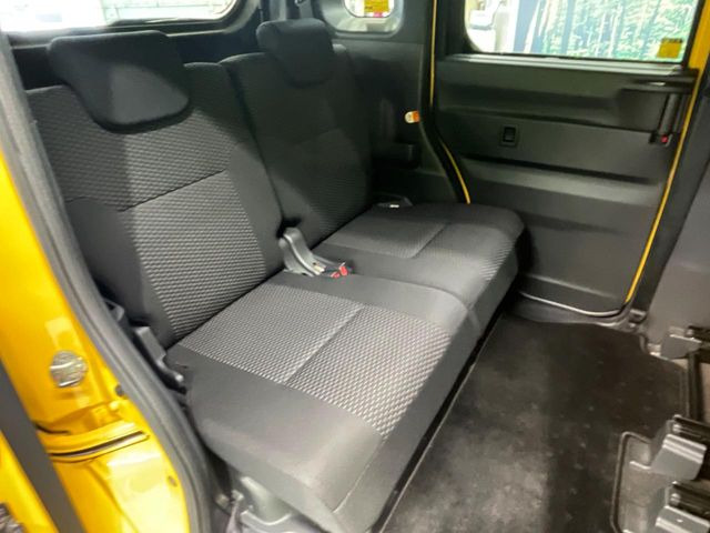 後部座席も気になるようなキズ・汚れやへたり等、大きなダメージはなく、良好な状態です。