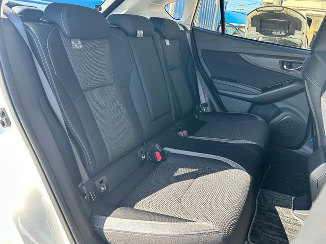 後部座席も気になるようなキズ・汚れやへたり等、大きなダメージはなく、良好な状態です。
