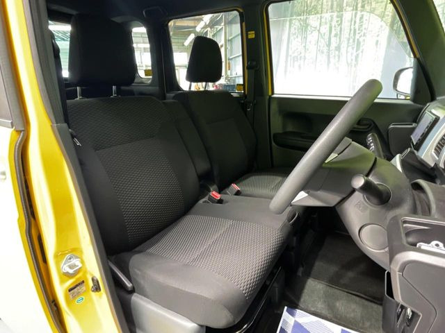 運転席シート廻りは使用感も少なく、良好な状態となっています。丁寧に使われていたことがよくわかりますね。