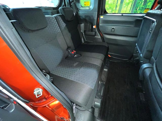 後部座席も気になるようなキズ・汚れやへたり等、大きなダメージはなく、良好な状態です。