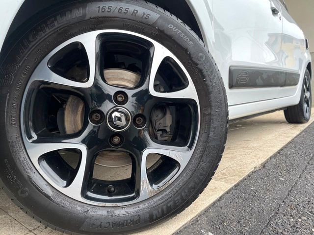 ●純正15インチアルミホイール:輸入車ならではの卓越した走りを支えるホイールと足回りです!日本車の走りに慣れている方にもぜひ体感して頂きたいほど、高いレベルでまとまっています!