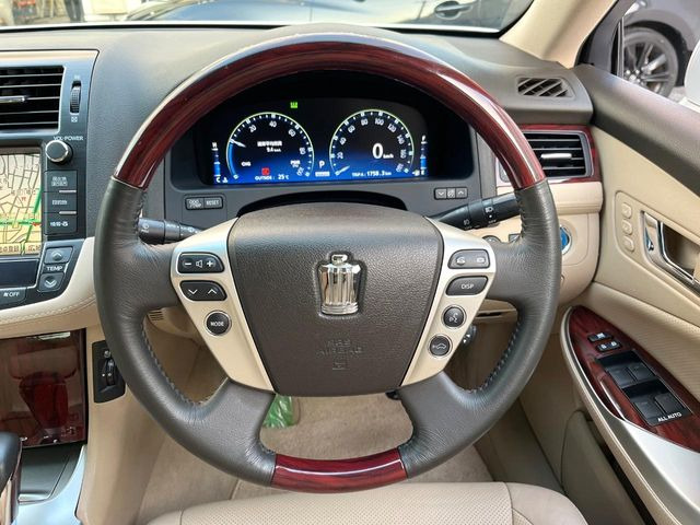 【ウッドコンビステアリング】高級感ある木目調パーツを採用した手に良く馴染むコンビハンドル。運転席廻りの雰囲気も一気に豪華になります!