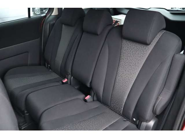 リアシートは使用感少なく綺麗な状態ですが、もちろん隅々までチェックし、よりピカピカに☆を心がけております!!