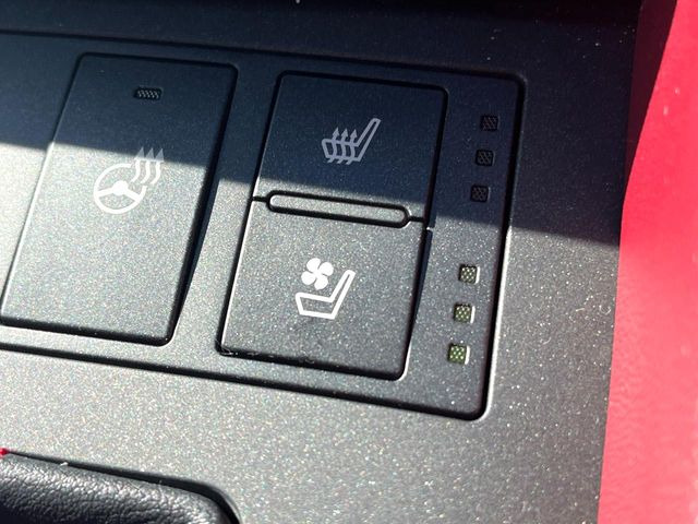 【シートベンチレーション】夏場は涼しい風でお尻や背中の熱やムレを防ぎ、冬はエアコンよりも早く温まってポカポカに!季節を問わず快適に過ごせます。